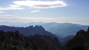 壮丽山景 云雾缭绕山峰