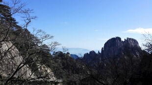 壮丽山景 蓝天映衬奇峰