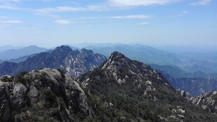 巍峨高山壮丽景致