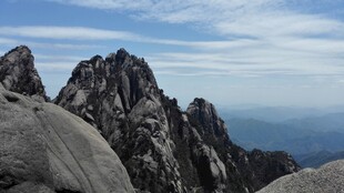 巍峨山峰云雾间美景