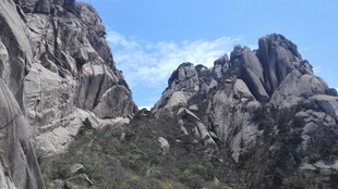 巍峨嶙峋的壮丽山石景观