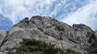 巍峨山峰与蓝天白云