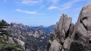 巍峨山峰壮丽自然景观