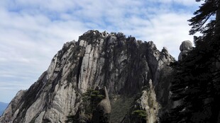 巍峨高山尽显壮丽风光