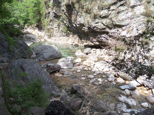 山间溪流与岩石景致