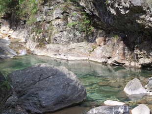 山间清澈溪流与巨石