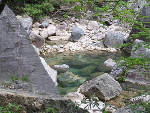 山间清澈溪流与嶙峋怪石