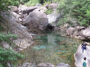 山间清澈溪流与嶙峋怪石