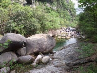 山间溪流与巨石景观