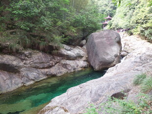 山间碧溪与巨石景观