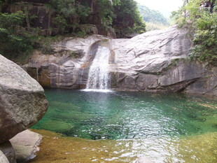 山间清幽瀑布下的碧绿潭水