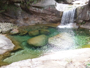 山间清潭瀑布美景