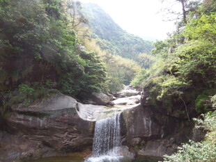 山间瀑布溪流自然美景