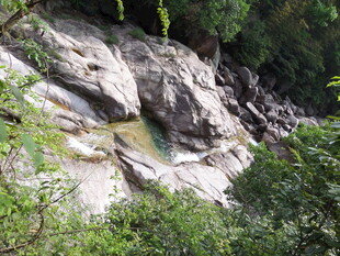 山间溪流旁的嶙峋岩石