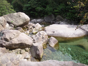 山间清潭与嶙峋怪石