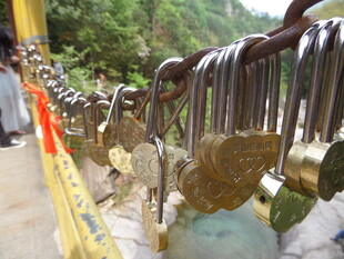 同心锁挂满栏杆