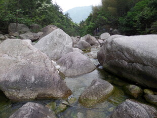 山间溪流与巨石景观