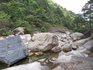 山间溪流旁的嶙峋巨石