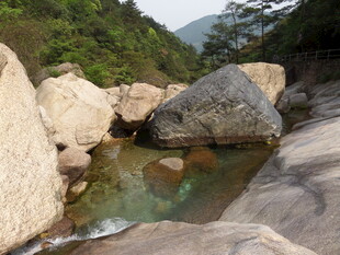 山间清澈溪流与巨石