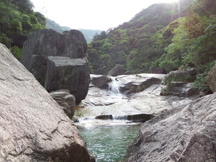 山间溪流奇石自然美景