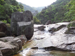 山间溪流与巨石景观