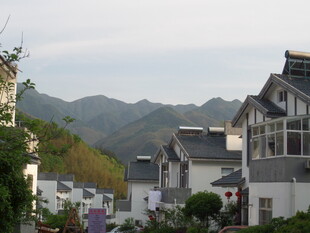 依山傍水的美丽民居