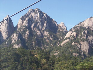 巍峨壮丽的山峰景观