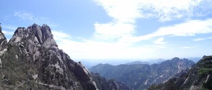 壮丽山峰与蓝天白云景观