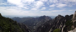 壮丽山景 云雾缭绕的峰峦