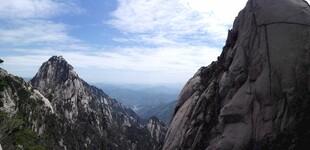 巍峨壮丽的险峻高山景色