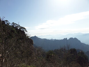 山峦叠翠的壮阔自然景观