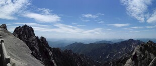 壮丽山景 蓝天白云下的巍峨