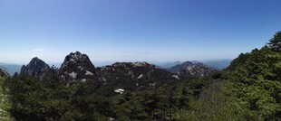 山峦叠翠的自然风光