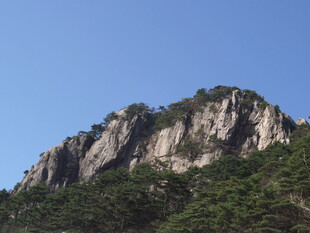 巍峨山峰绿意环绕