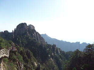 壮丽山景与蜿蜒山间栈道