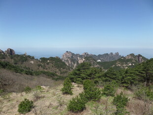 山间景致 蓝天绿树相衬