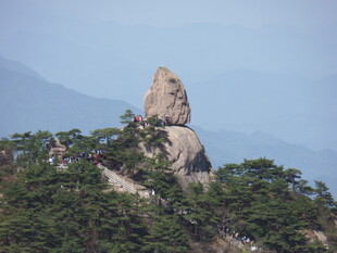 奇峰耸立山林间