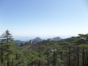 山林间眺望壮丽山峦风光