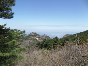 山间景致 绿意与蓝天相映