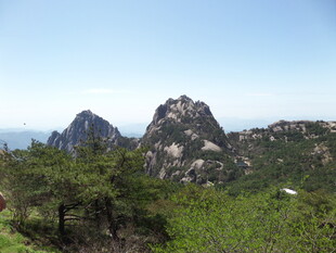 巍峨山峦绿意环绕的美景
