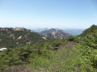 青山绿树间的秀丽山景