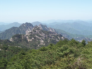 巍峨山峦绿意环绕