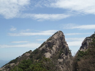 巍峨山峰与蓝天白云