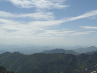 山峦云海间的壮美风光