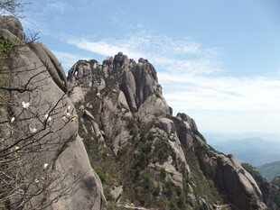 巍峨险峻的壮丽山峰