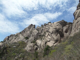 巍峨嶙峋的壮丽山景
