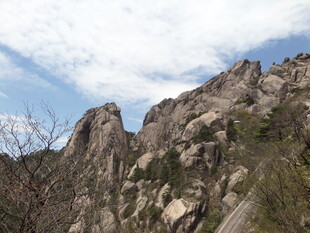 巍峨嶙峋的壮丽山景