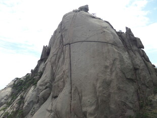 巍峨巨石屹立于天地间