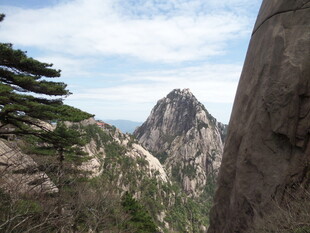 黄山巍峨山峰景色
