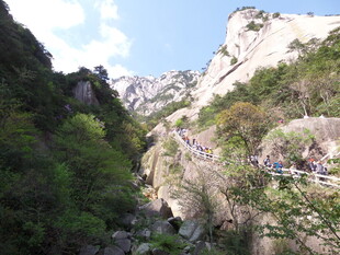 山间栈道 游人漫步赏景